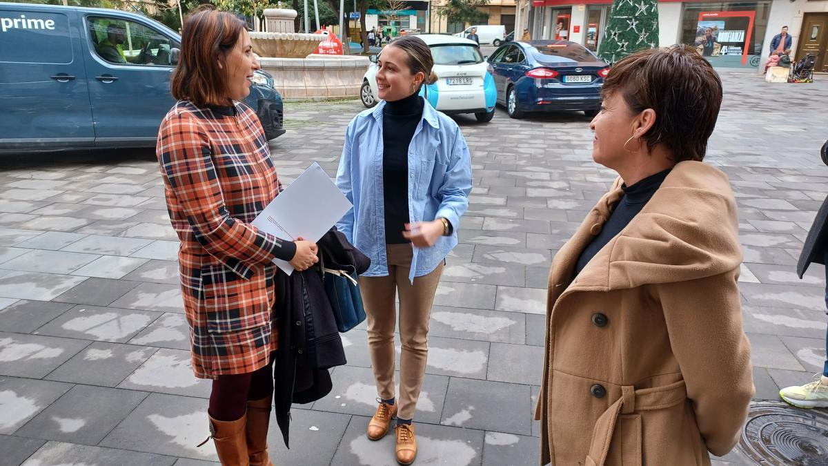 La consellera de Cooperación, Rosa Pérez (i), junto a la alcaldesa, Tania Baños (c), y la concejala de Educación, Carmen García.