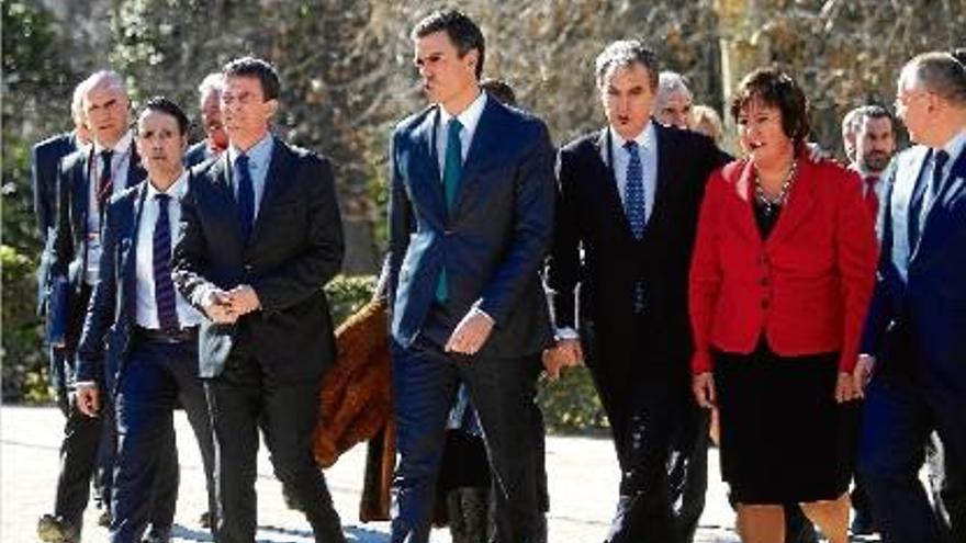 Sánchez (al centre) amb Valls (a l&#039;esquerra), Zapatero ( a la dreta) i Gurmai a l&#039;homenatge a les víctimes dels atemptats de l&#039;11 de març de 2004.