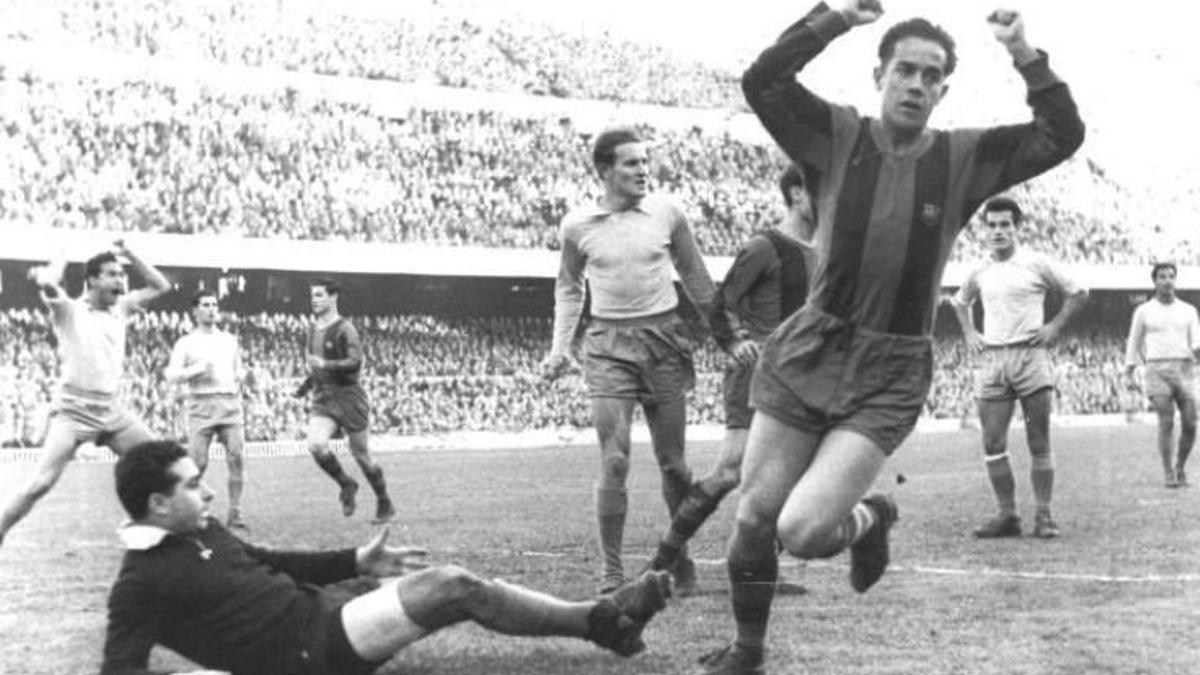 Año 1959. Luis Suárez celebra uno de sus dos goles a la UD Las Palmas en el recién inaugurado Nou Camp.