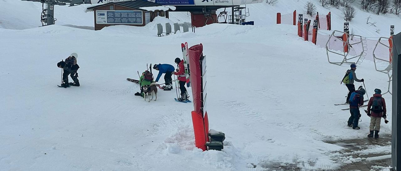 Esquiadores, en la base de Fuentes de Invierno.