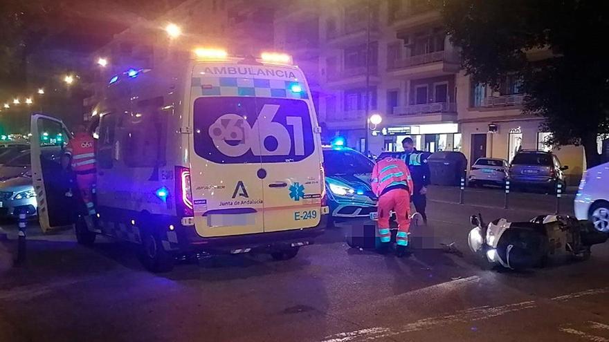 Imagen de efectivos sanitarios y policiales en el lugar del accidente. / M.R.