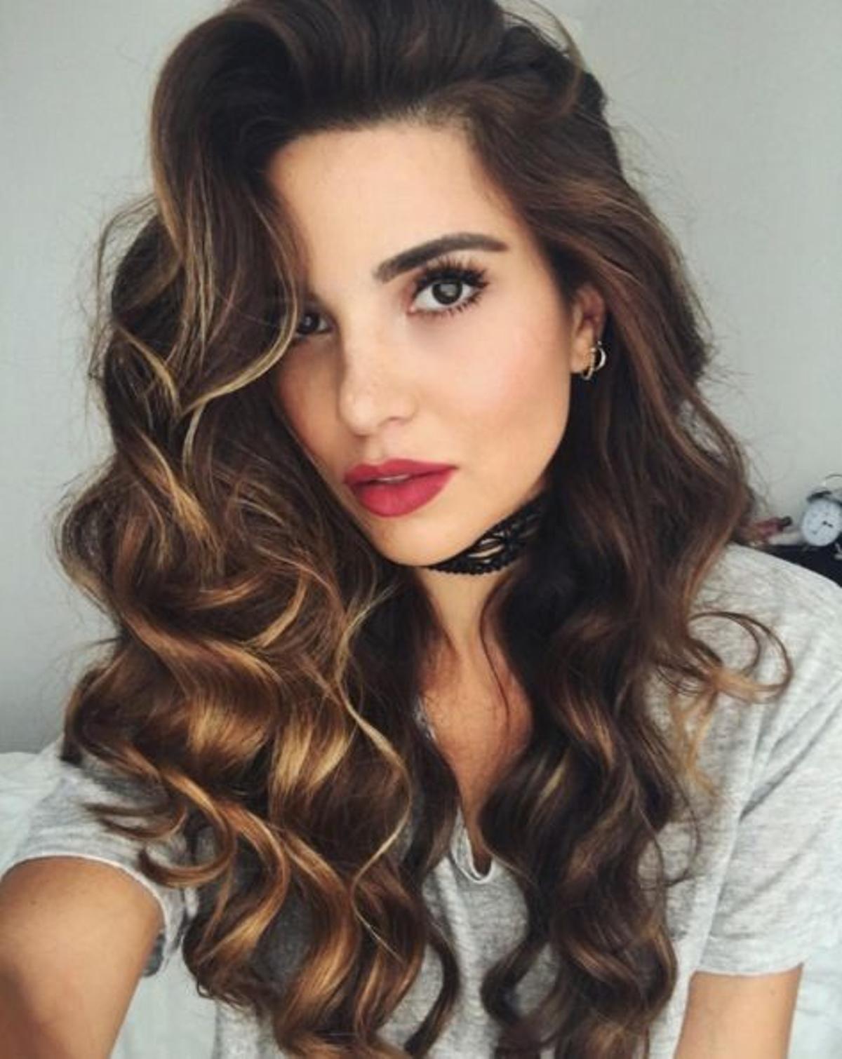 Rizos + maquillaje marcado de Negin Mirsalehi