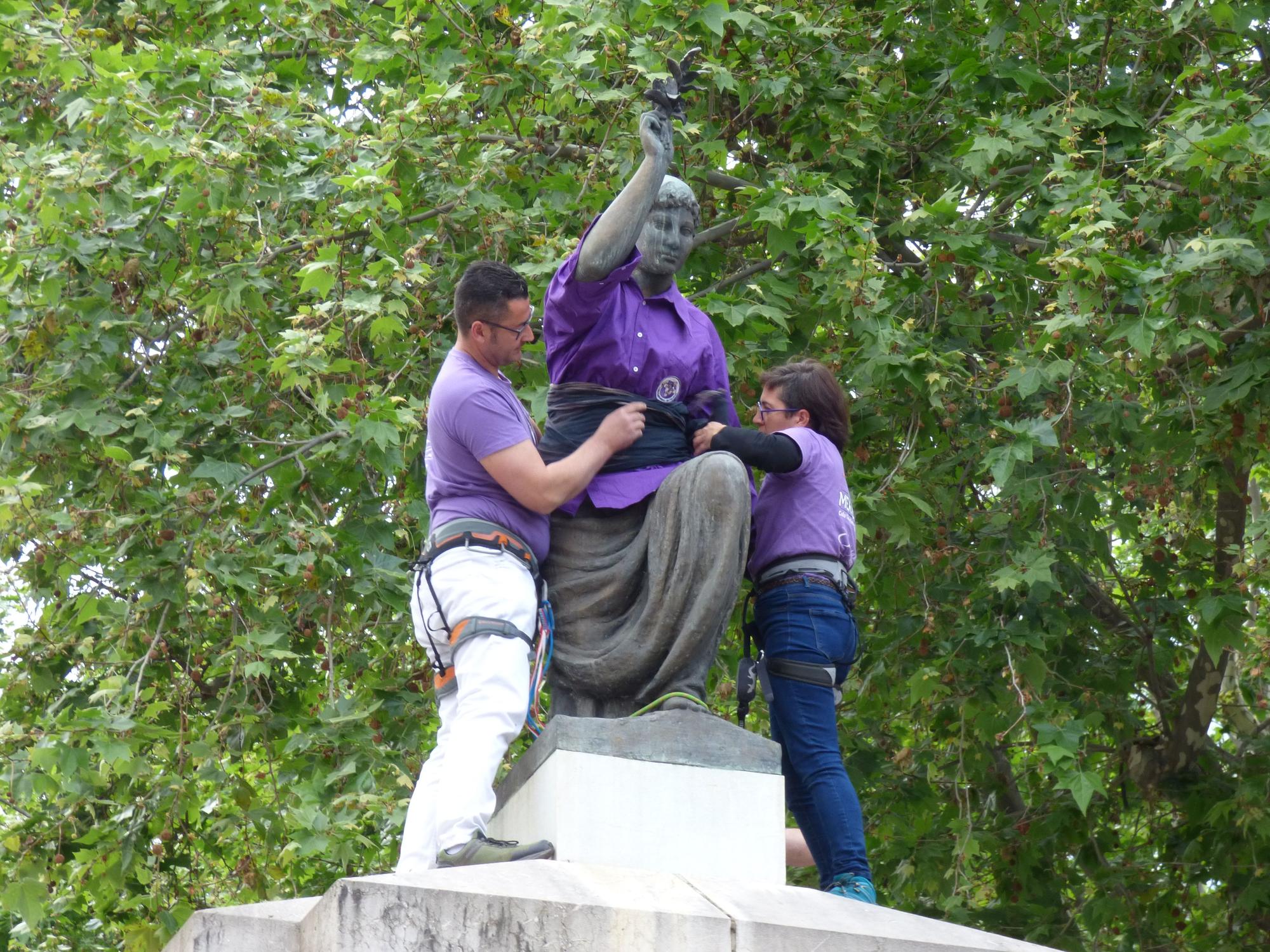 Els castellers de Figueres vesteixen la Monturiola