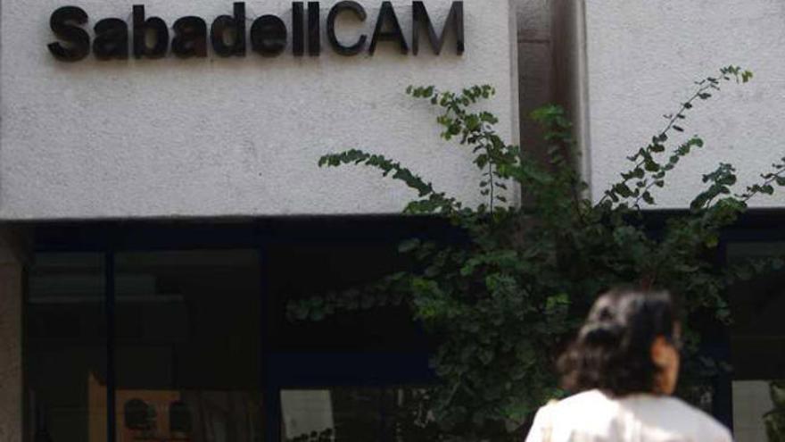 Nuevo logotipo del banco SabadellCAM en Alicante.