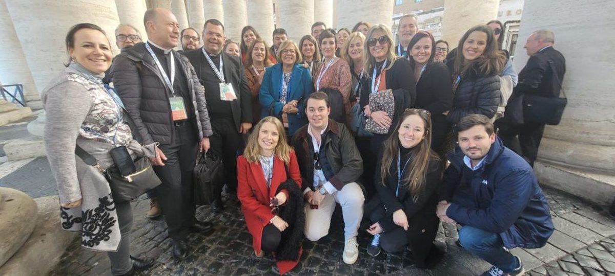 Vicky Esteban, en primer plano (de rojo) junto a otros periodistas españoles.