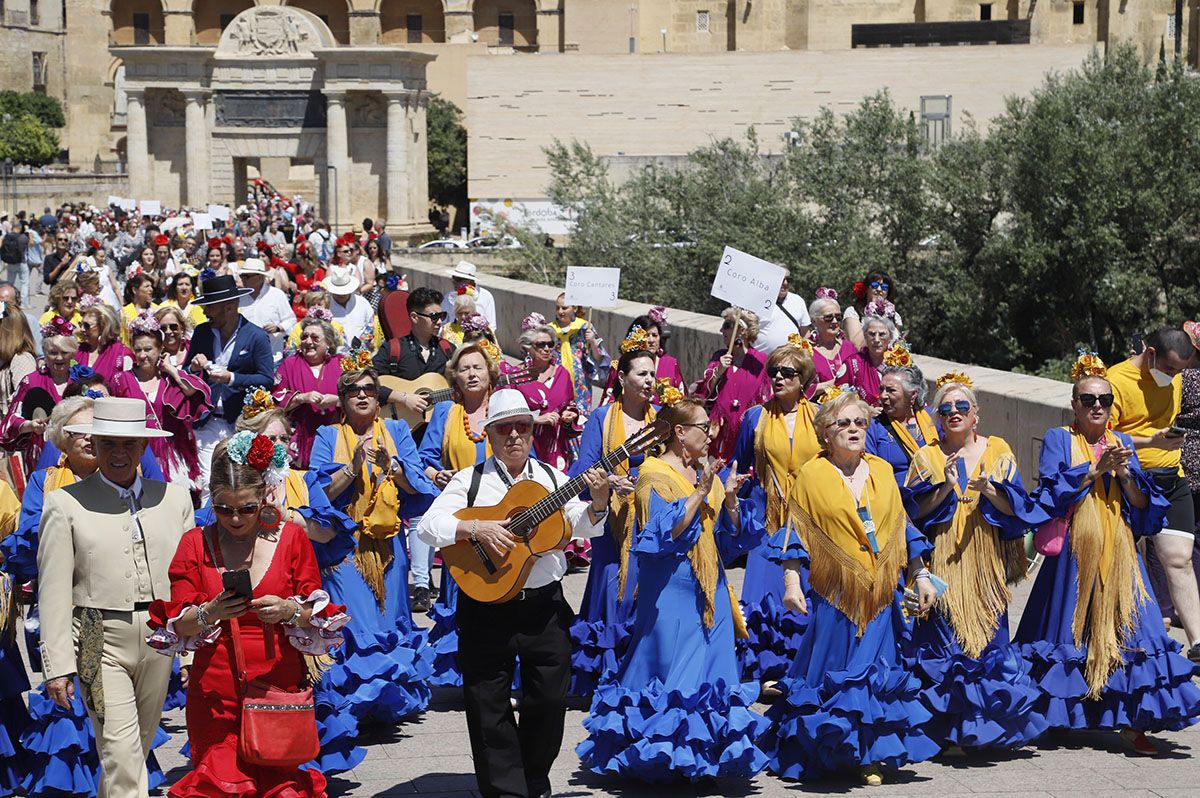 Los coros rocieros impregnan de alegría y color el camino al Arenal