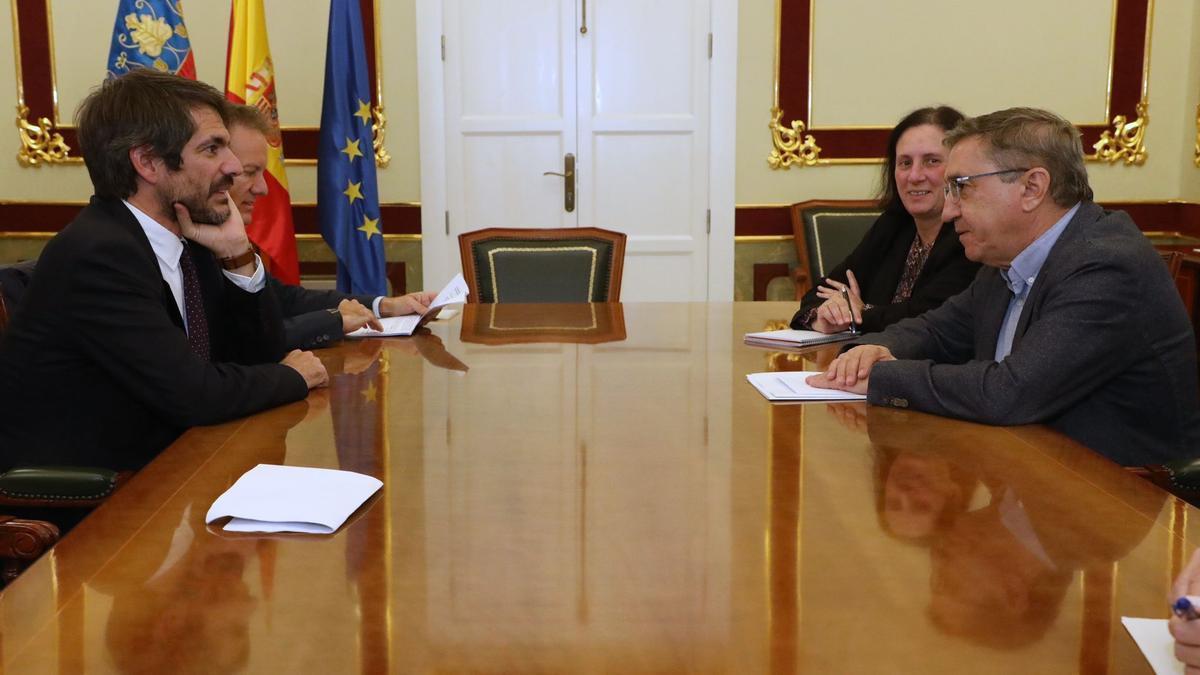 El ministro de Cultura, Ernest Urtasun, y el conseller de Cultura, José Antonio Carod Rovira, en el encuentro que mantuvieron el miércoles.