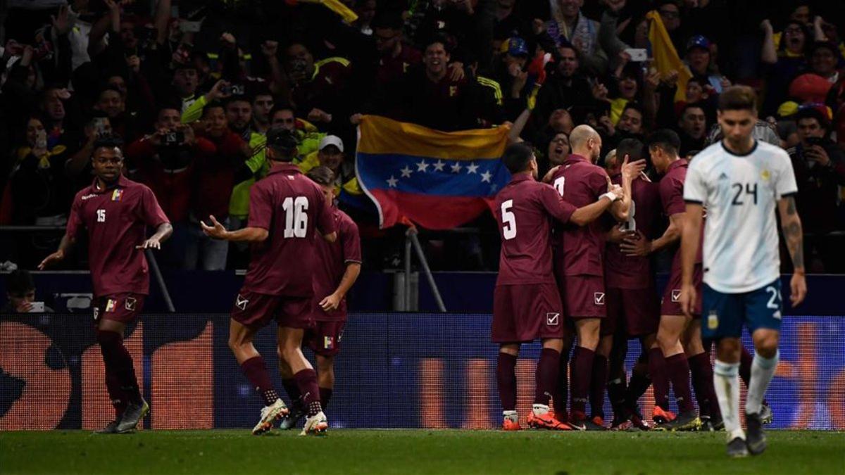 Los venezolanos celebrando el gol de Josef