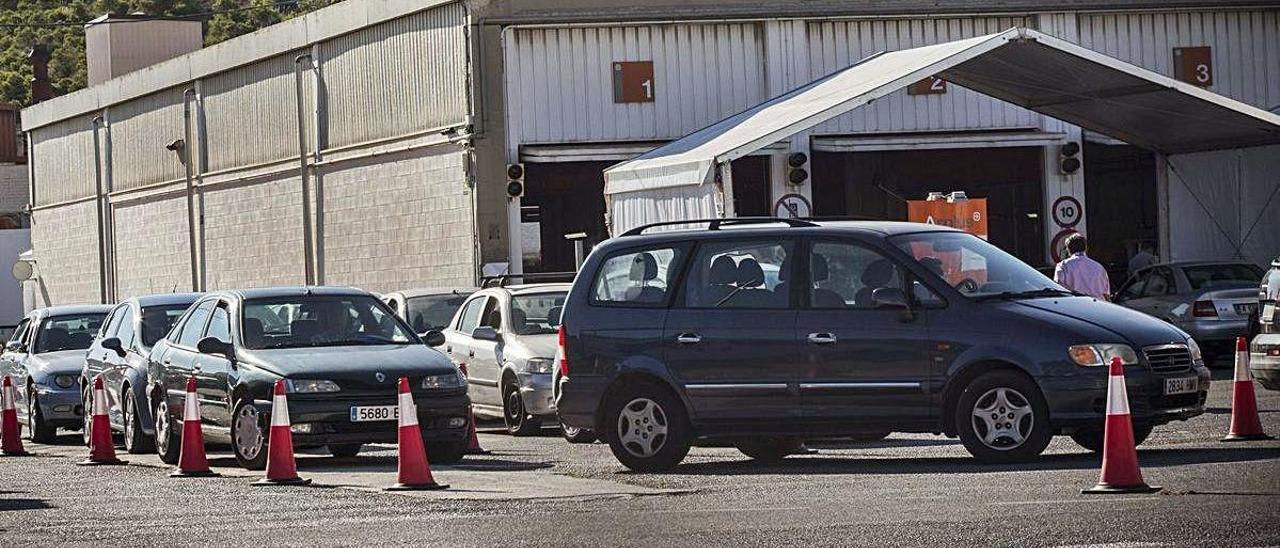 Cola de vehículos, el pasado viernes, esperando para pasar la revisión en la estación del Pla de la Vallonga de Alicante.