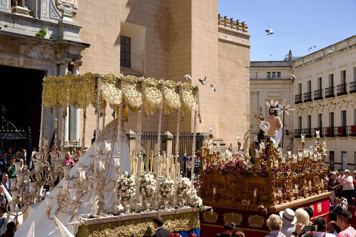 El vuelo de las palomas durante el Encuentro entre Cristo y la Virgen, en la plaza de España de Badajoz.
