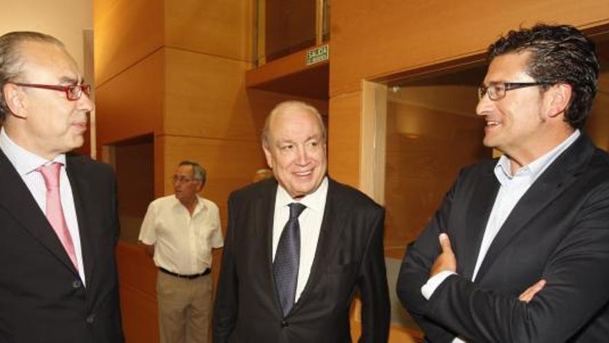 Jesús Samper (c.), presidente del Murcia, junto a su hermano Juan Antonio (izq.) y el técnico Iñaki Alonso (der.), el día de la recepción en el Ayuntamiento.