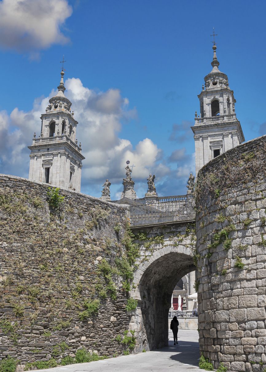 La milenaria muralla romana de Lugo y los campanarios de su catedral al fondo.