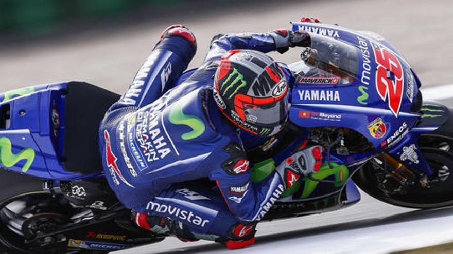 Maverick Viñales conduce su moto en Assen.