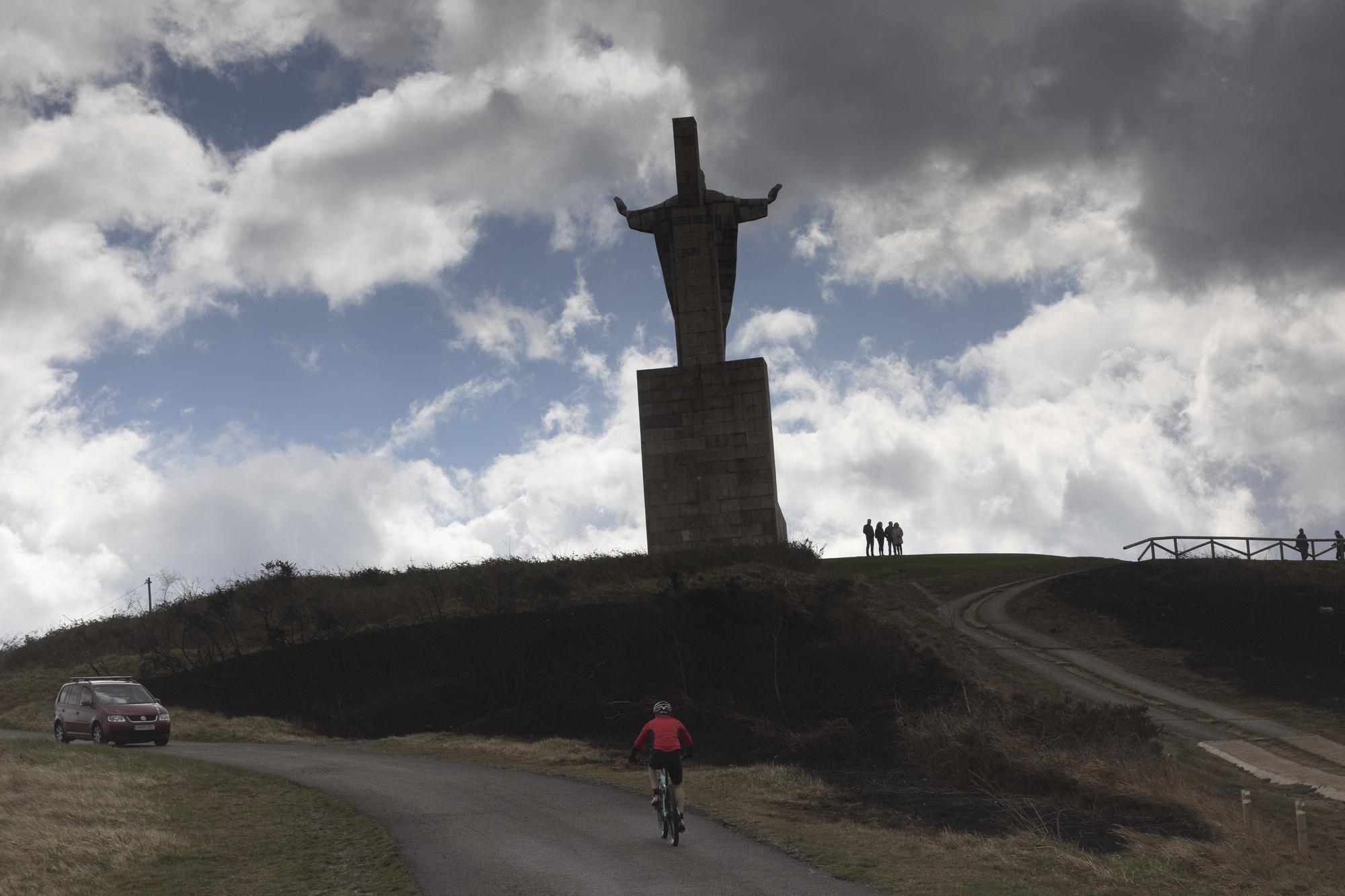 El Naranco, devastado por las llamas.