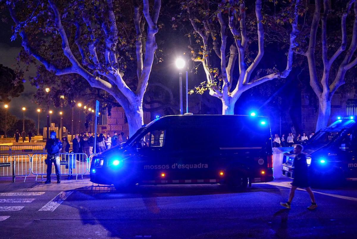 Los fans seleccionados de Rosalía esperan horas para el listening party en el MNAC, Barcelona