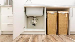 ¿Quieres más espacio bajo el fregadero? Apunta este trucazo de Ikea