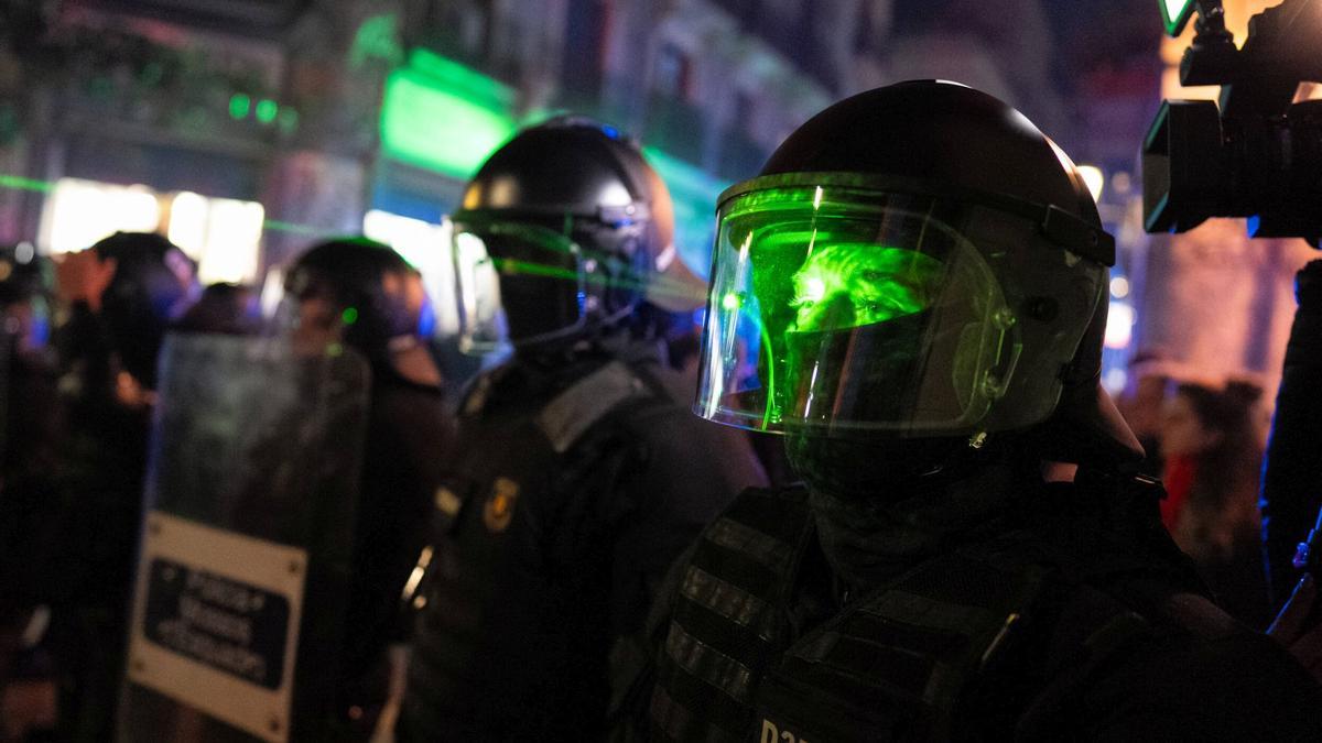 Agentes en la protesta por el desalojo de la Antiga Massana de Barcelona