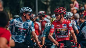 Sepp Kuss, de rojo, el domingo, junto a Remco Evenepoel, en la salida de Pamplona.