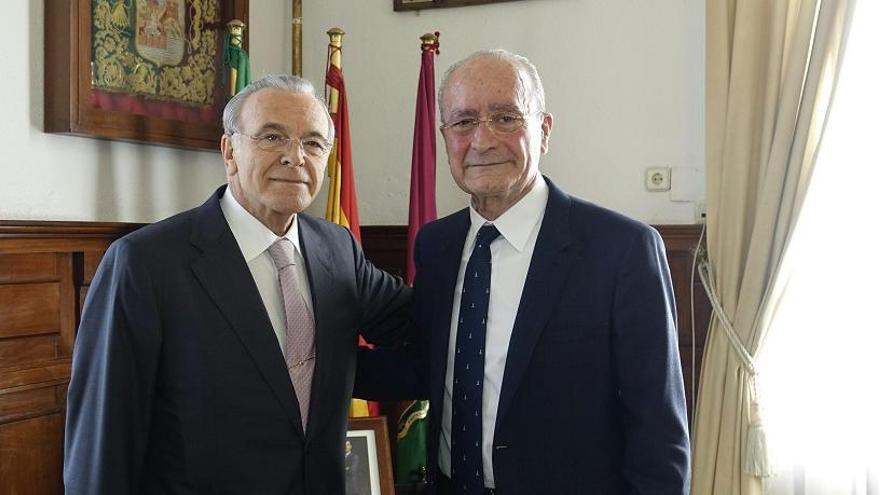 Isidro Fainé y Francisco de la Torre, en el Ayuntamiento de Málaga.