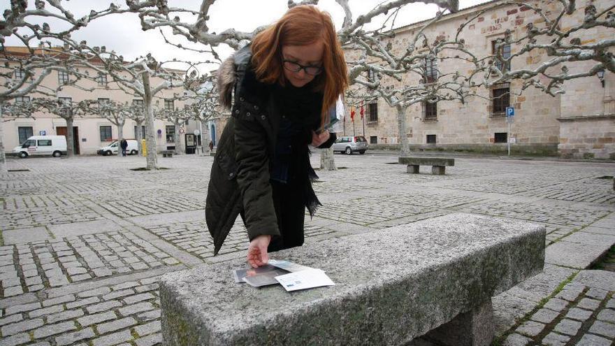 Una bibliotecaria suelta un libro en Viriato el pasado año