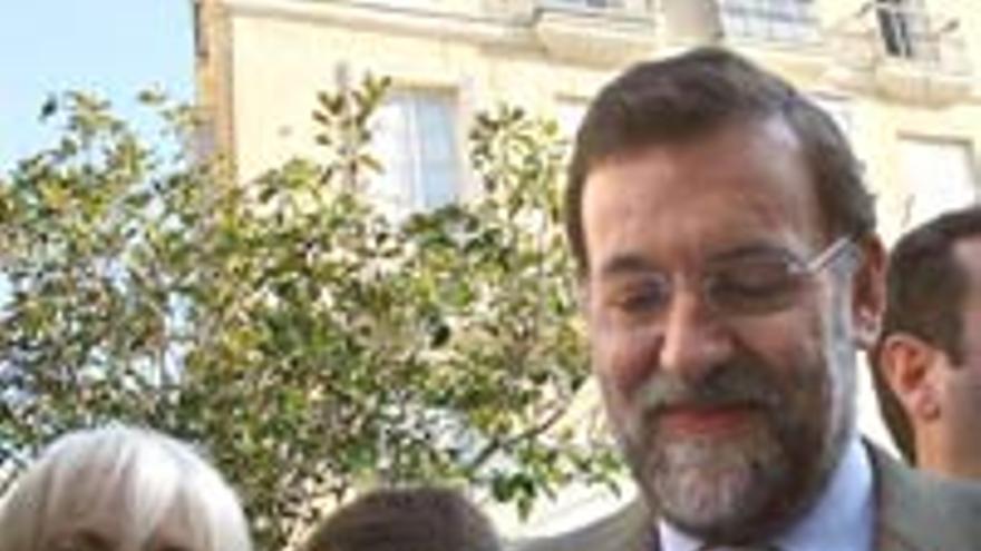 Rajoy recoge firmas para pedir un referendo sobre el Estatut
