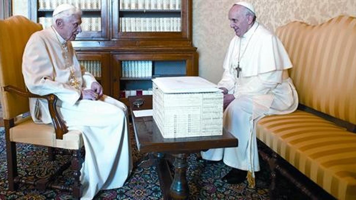 Bergoglio (derecha)     y Ratzinger, en el excepcional e histórico encuentro de ayer en Castelgandolfo.