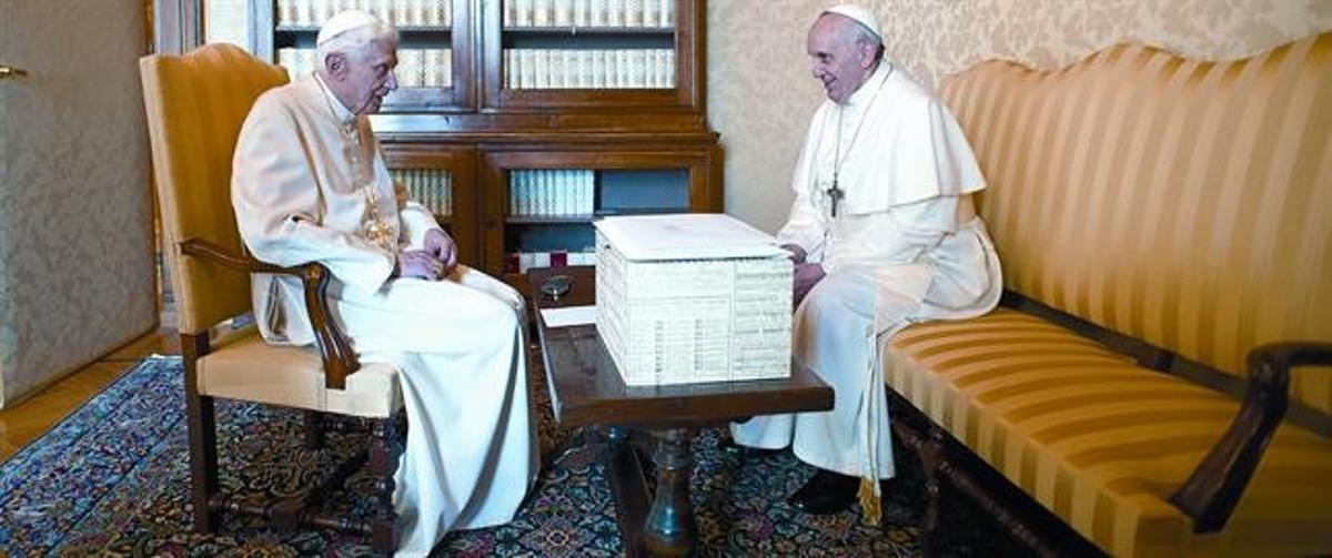 Bergoglio (dreta)i Ratzinger, en l’excepcional i històrica trobada d’ahir aCastel Gandolfo.