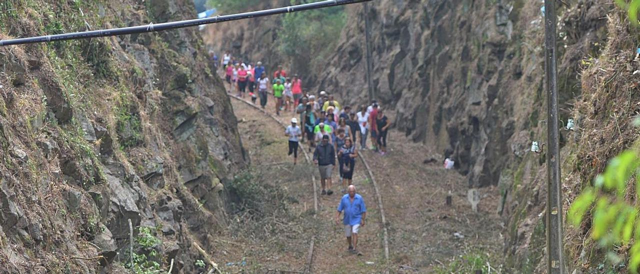 Una marcha reivindicativa por la vía en desuso en demanda de la senda verde.