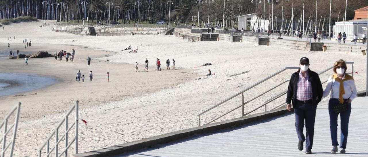 Gente de paseo en Samil, ayer. // José Lores