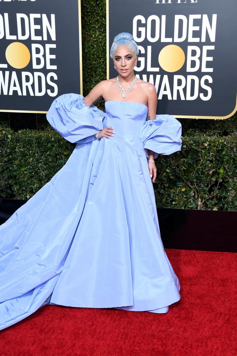 Lady Gaga con vestido de manguitos en los Globos de Oro 2019