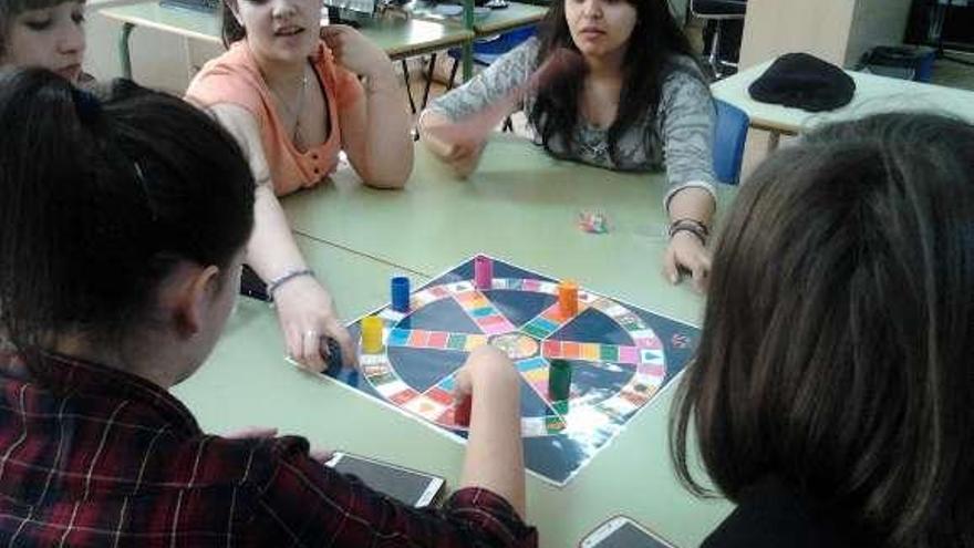 Alumnas del Floriani juegan al &quot;Trivial HFS&quot; inventado en el centro.