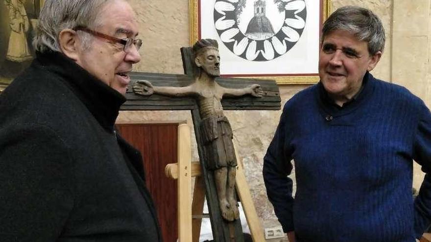 El pintor Andrés Alén, vinculado a Zamora, conversa con Ricardo Flecha ante la cruz guía.