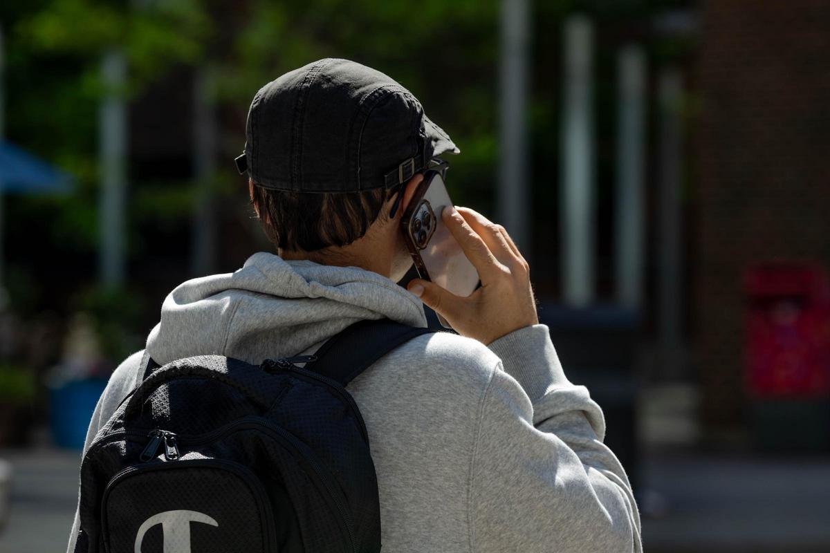 Un joven hablando por el móvil