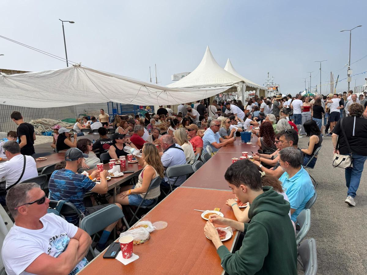 La zona gastronòmica del festival plena de gent el dissabte al migdia