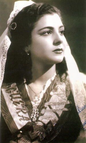 Pepita Sanguino Llovet, Bellea del Foc 1952, es tía y madrina del actual director del Teatro Principal de Alicante, Paco Sanguino