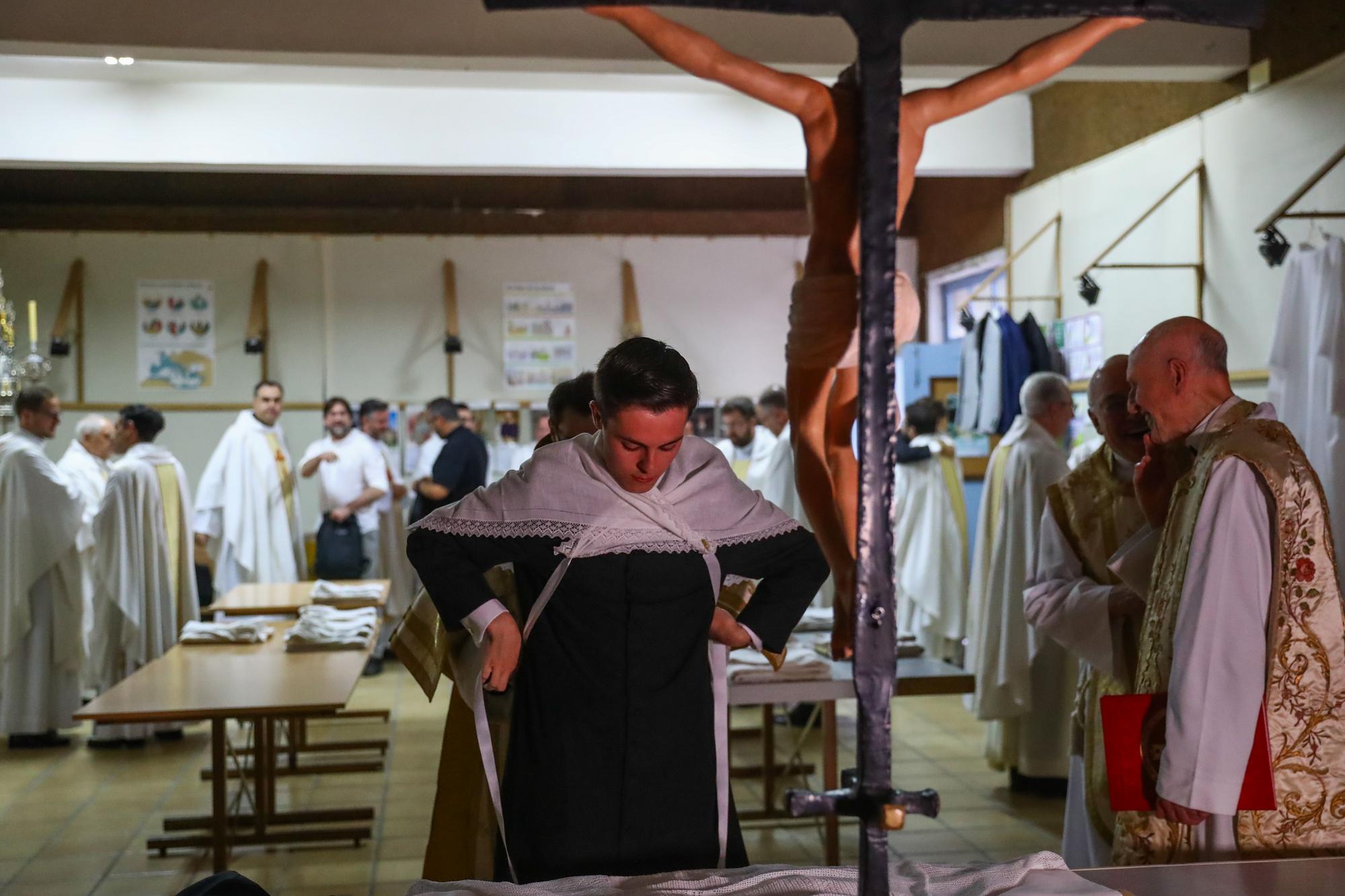 Oficia su primera misa con tan solo 24 años: así fue el multitudinario debut del sacerdote Ernesto Gómez Juanatey