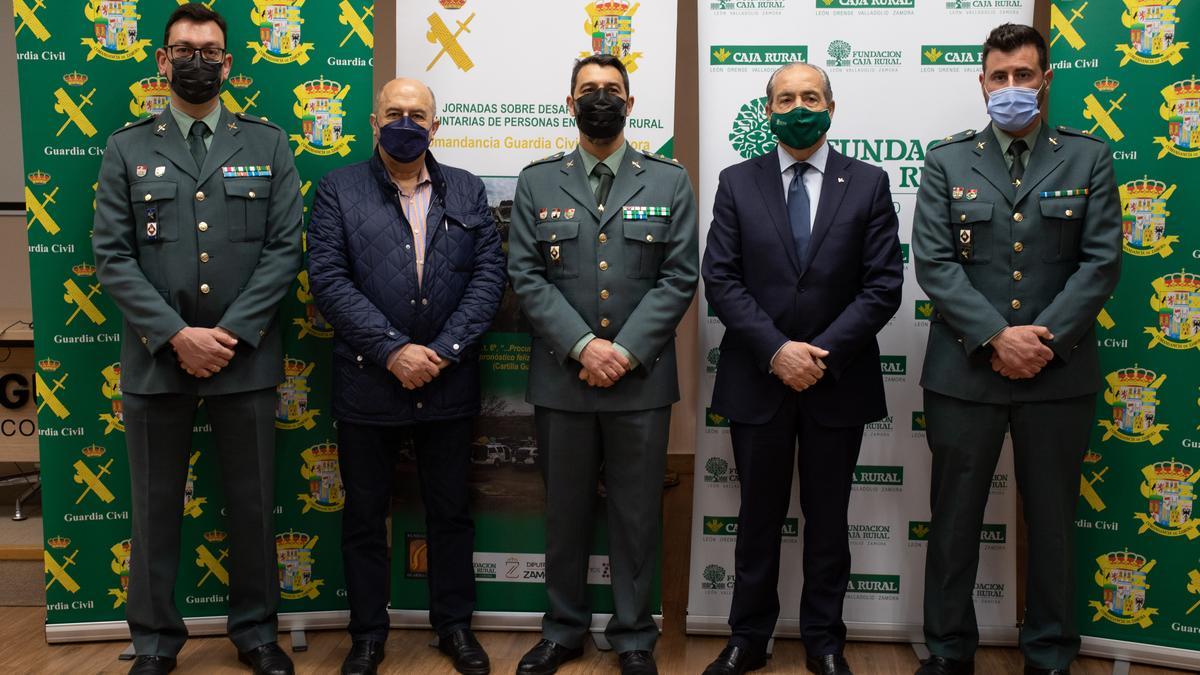 El director de Caja Rural, Cipriano García (segundo por la derecha), en el centro, junto al teniente coronel de la Guardia Civil, Héctor David Pulido.