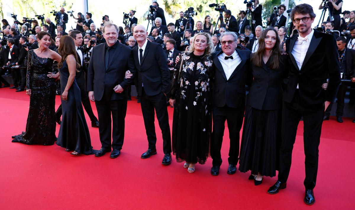 Danish actress Sidse Babett Knudsen (L), French actor Gregory Gadebois (3thL), French musician Gaetan Roussel (4L), French actress Aurore Auteuil (4R) abnd French actor Daniel Auteuil arrive for the screening of the film Marcello Mio at the 77th edition of the Cannes Film Festival in Cannes, southern France, on May 21, 2024. (Photo by Sameer Al-Doumy / AFP)