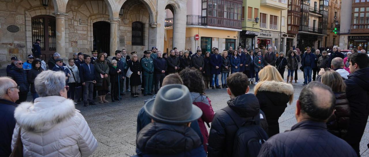 Concentración silenciosa por los agentes muertos en Barbate.