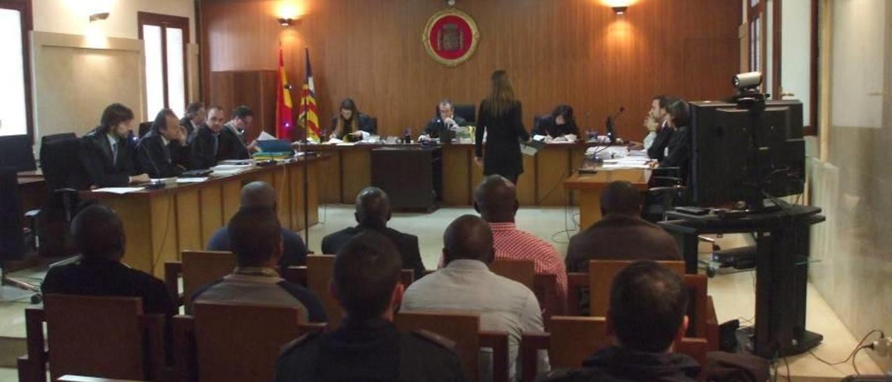 Varios de los sospechosos sentados en el banquillo en la vista oral celebrada en la Audiencia.