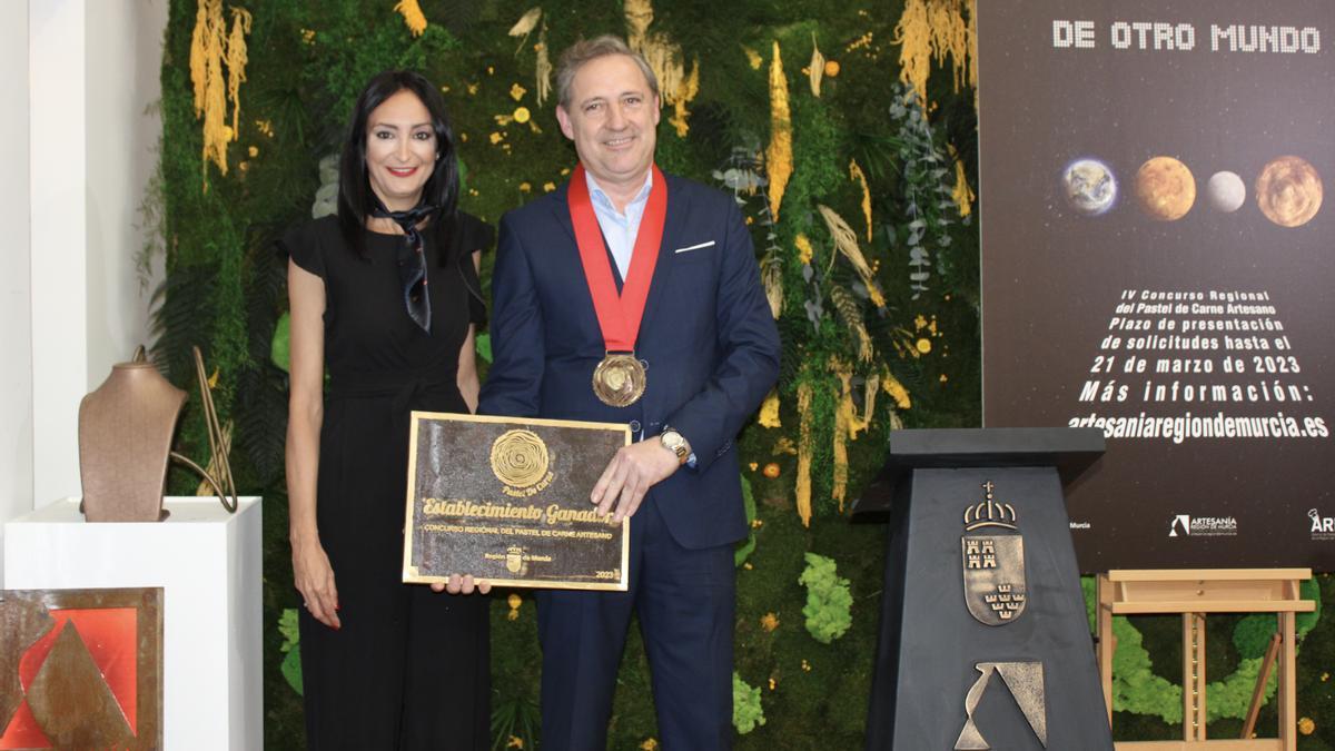 Valle Miguélez, junto al propietario del establecimiento ganador.