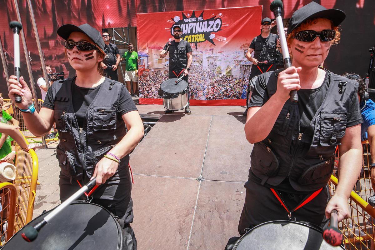 Así ha sido el chupinazo de las fiestas de Catral 2026 : el pionero que abre las fiestas de veraniegas de los municipios de la Vega Baja