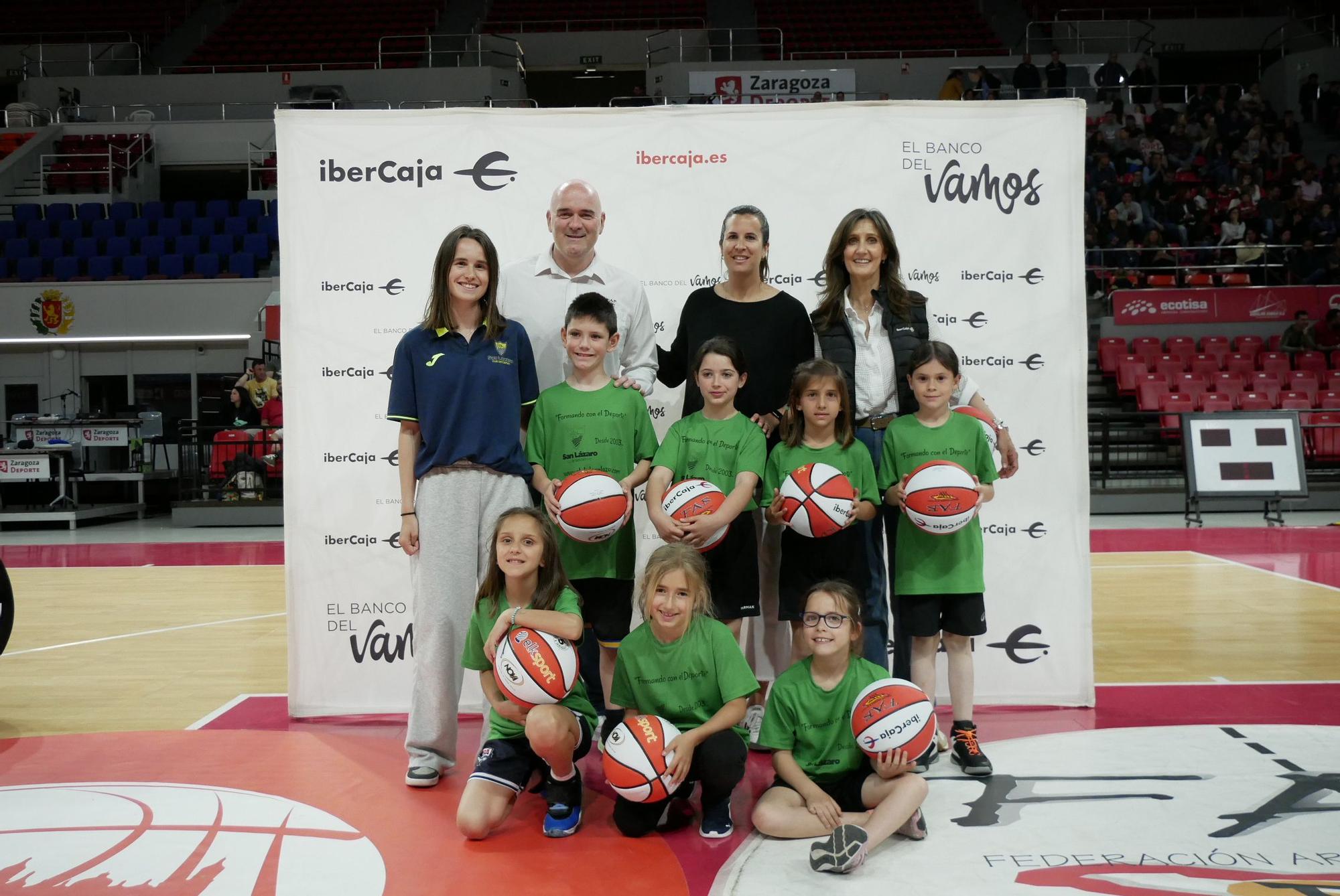 EN IMÁGENES | Reparto de balones de "Liga de Escuelas Ibercaja" en el Príncipe Felipe