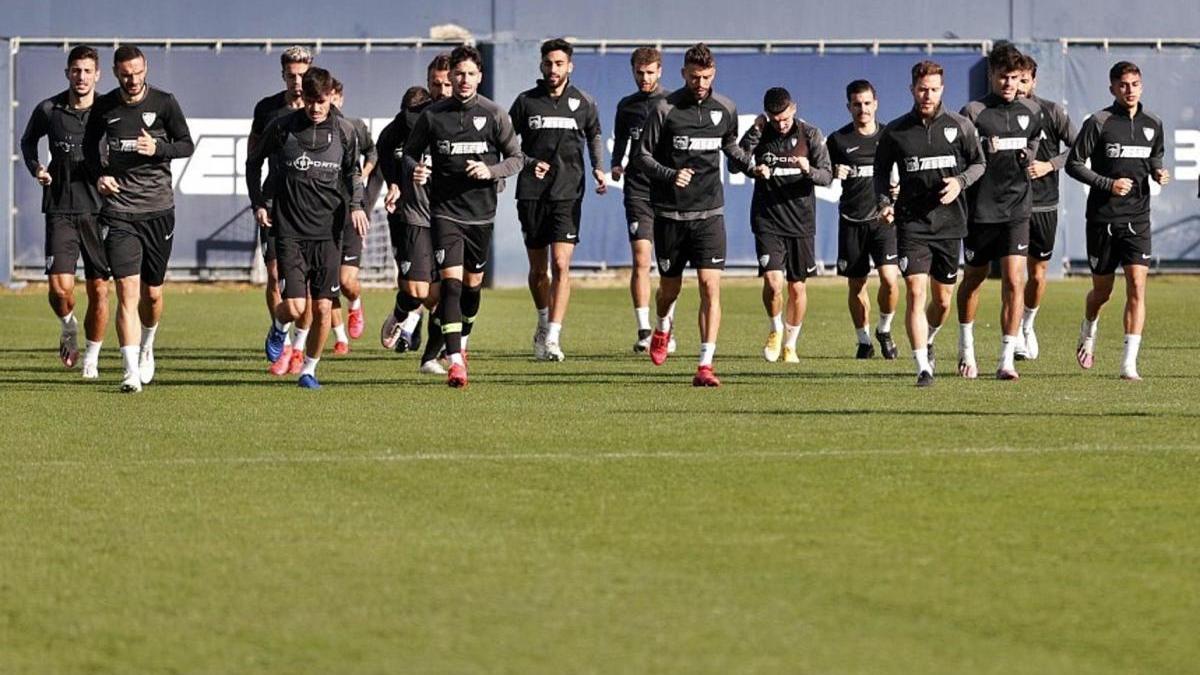 La plantilla blanquiazul,
durante un entrenanto
de esta semana.  málaga cf