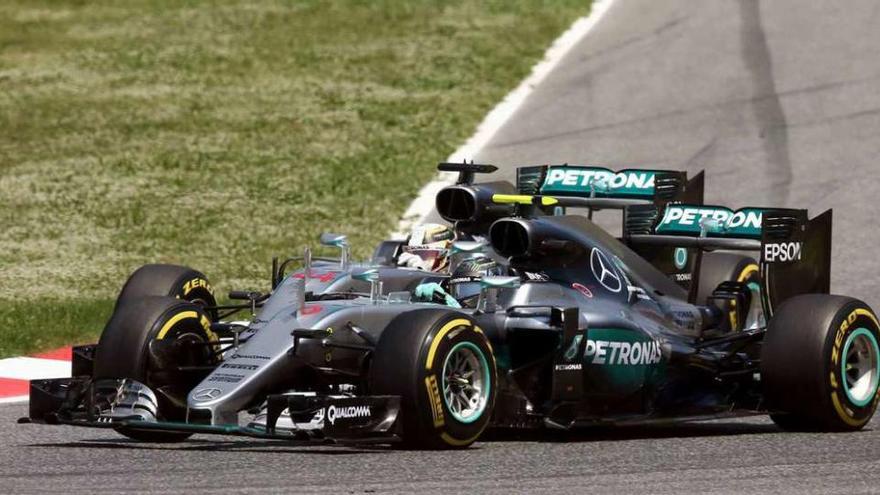 Hamilton y Rosberg, en las primeras curvas de la carrera. // Toni Albir
