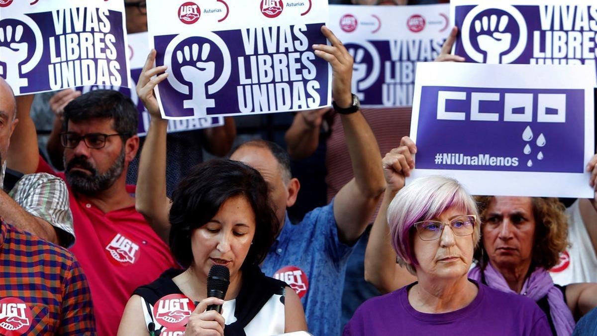 Concentración de UGT y CCOO contra el incremento de crímenes machistas este verano, este martes en Oviedo.