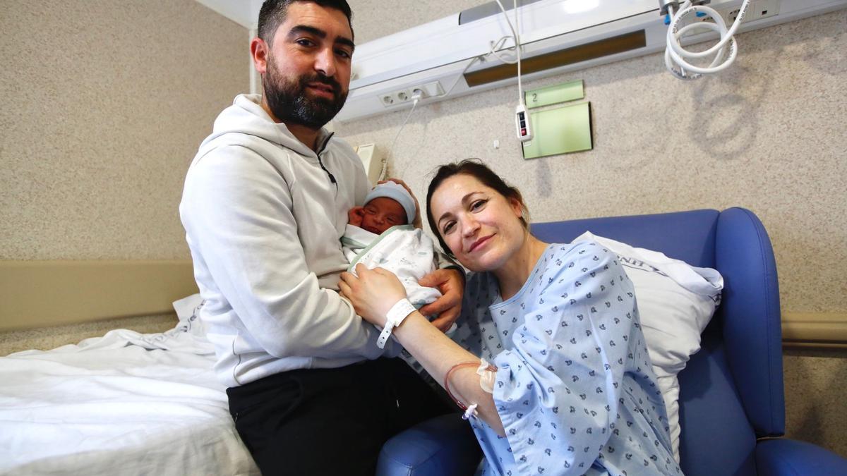 Alejandro, primer niño nacido en 2022, con sus padres, Alejandro y Marta, en el hospital San Juan de Dios.