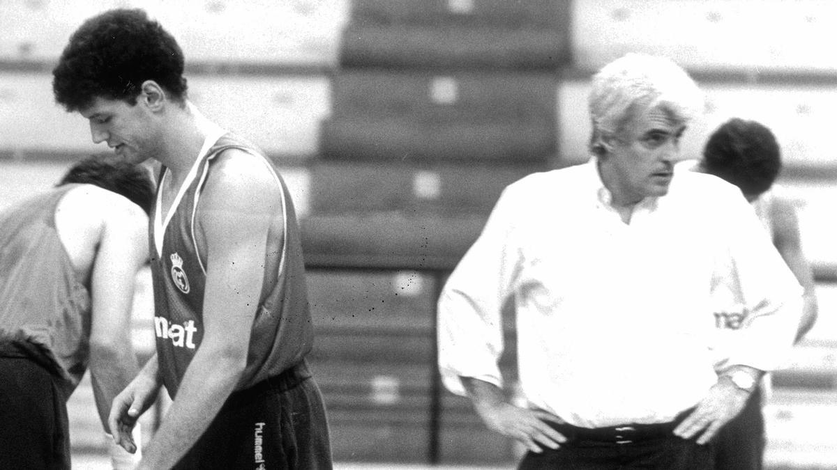 Drazen Petrovic junto a Lolo Sainz, su entrenador en el Real Madrid.