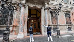 Una protesta ecologista cubre con pintura rosa la fachada del Senado italiano.