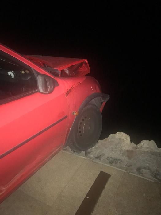 Un coche, a punto de caer a la playa en el Paseo Costa Canaria